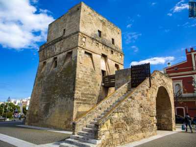 ...si trattava della corposa Torre della Pelosa, che ancora oggi domina la piazza principale del paese con la sua struttura a pianta quadrata e le tre caditoie per lato